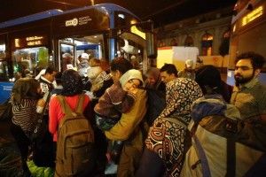 Arriban los primeros refugiados a Austria y Alemania - People-disembark-at-reception-stations-inside-Austria-after-Hungary-provides-buses-for-those-camped-in-Budapest-and-others-who-had-already-set-out-300x200