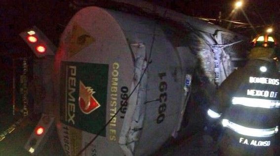 Vuelca pipa de combustible en Tlalpan - Pipa-de-Pemex