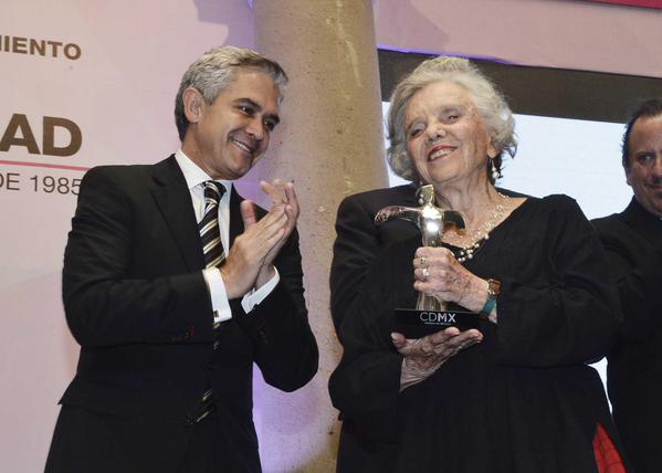 Reciben Plácido Domingo y Elena Poniatowska Premio Ángel del GDF - cdmx_elena_poniatowska