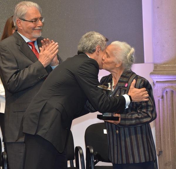 Reciben Plácido Domingo y Elena Poniatowska Premio Ángel del GDF - cdmx_evangelina_corona