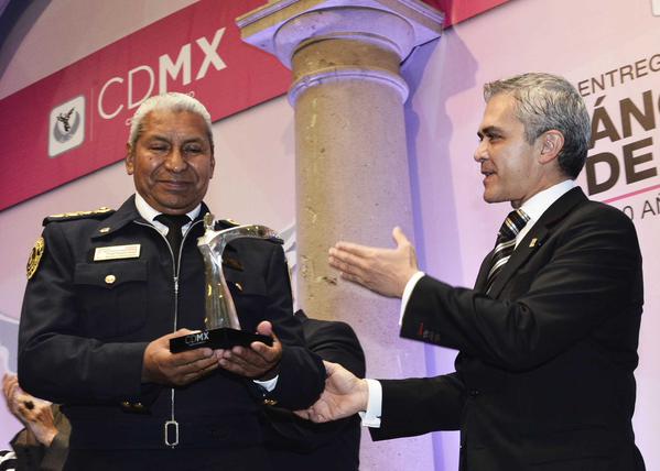 Reciben Plácido Domingo y Elena Poniatowska Premio Ángel del GDF - cdmx_genaro_francisco_javier_delrazo_aguirre