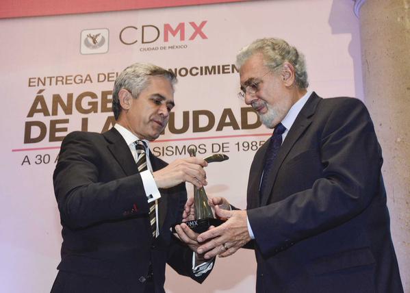 Reciben Plácido Domingo y Elena Poniatowska Premio Ángel del GDF - cdmx_placido_domingo