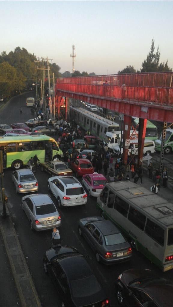 Choca tren ligero con automóvil en La Noria - choque-tren-ligero-3-576x1024