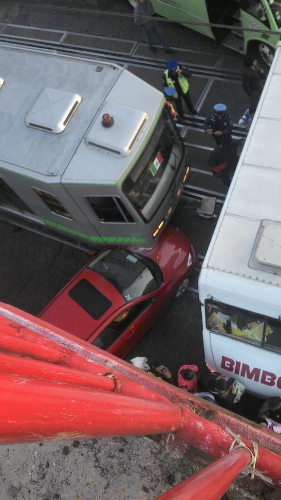 Choca tren ligero con automóvil en La Noria - choque-tren-ligero1-577x1024