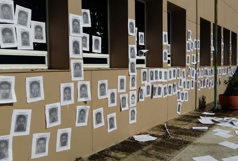 Normalistas vandalizan Fiscalía de Guerrero - estudiantes-pegaron-fotos-normalistas-desaparecidos_MILIMA20150921_0133_8