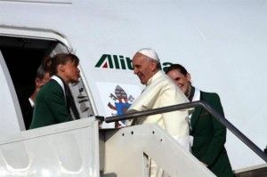 El papa Francisco ya vuela hacia Cuba - francisco-alitalia-580x385-300x199