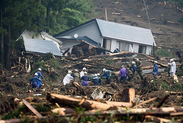 Mueren tres y desaparecen 26 por inundaciones en Japón - inundaciones-japon-1