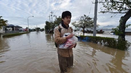 Mueren tres y desaparecen 26 por inundaciones en Japón - inundaciones-japon-4