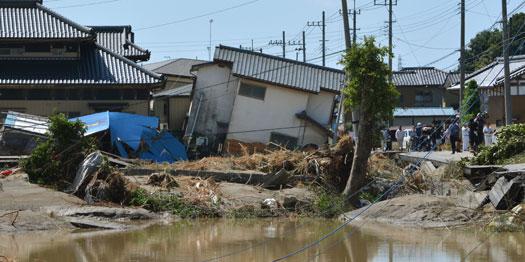 Mueren tres y desaparecen 26 por inundaciones en Japón - inundaciones-japon-8
