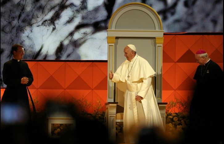 Niño pone en apuros a papa Francisco - jjj2