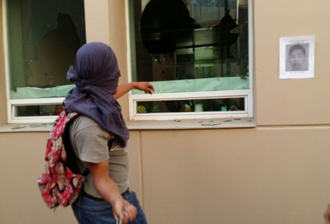 Normalistas vandalizan Fiscalía de Guerrero - normalistas_hacen_destrozos-destrozos_en_Fiscalia_de_Guerrero_MILIMA20150921_0124_11
