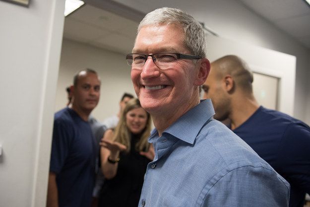 Apple permitiría borrar aplicaciones preinstaladas del iPhone - tim-cook