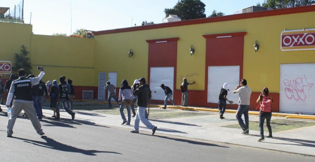 Vandalizan encapuchados en marcha por el 2 de octubre en Oaxaca - IMG_2959-1024x527